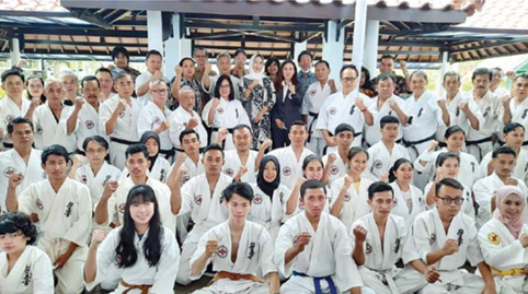 JAGA KEBERSAMAAN: Para murid di Perguruan Pembinaan Mental Kyokushinkai Karate Do Indonesia terlihat kompak.