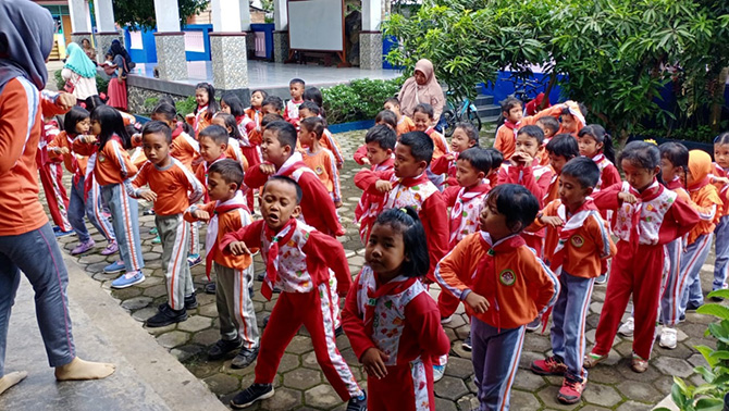 Para siswa TK Dharma Wanita Persatuan 1 Slorok saat belajar menari