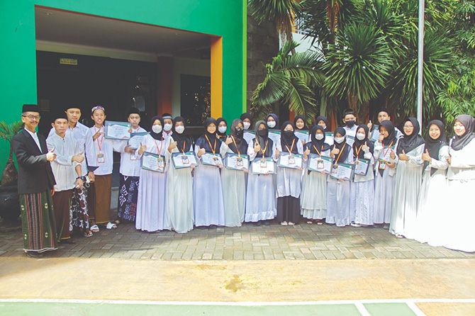 PUNYA KOMPETENSI LEBIH: Pemberian sertifikat oleh Kepala MTsN 1 Kota Malang Drs H Samsudin MAg kepada 25 siswa peserta pelatihan presenter dan reporter, Sabtu (22/10).