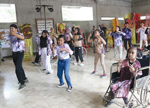 TETAP BAHAGIA: Para penyandang disabilitas mengikuti rangkaian acara dengan flashmob. (Suharto/Radar Malang)