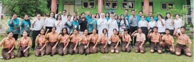 KOMPAK : Peserta Diklat Jurnalistik dari TK, SD dan SMP Marsudi Siwi bersama pemateri di sekolah, kemarin (5/10). (NABILA AMELIA/RADAR MALANG)