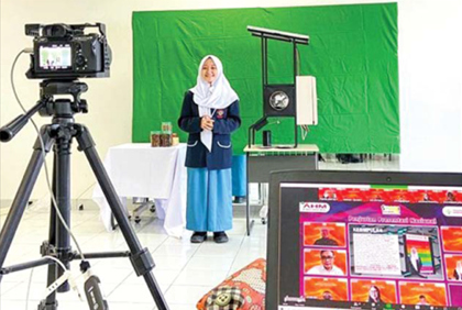 KREATIF: Sekar Ayu Ramadhani mempresentasikan alat pengering kopi bertenaga matahari buatannya yang menyabet juara 1 tingkat nasional AHM Best Student bidang invensi pada 24 September lalu. (SEKAR AYU RAMADHANI FOR RADAR MALANG)