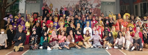 KENAKAN BUSANA DAERAH: Para siswa dan guru SMPN 1 Singosari saat memperingati Hari Sumpah Pemuda dan Bulan Bahasa, kemarin (28/10). SMPN 1 SINGOSARI FOR RADAR MALANG