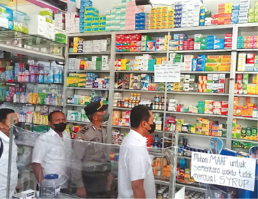 PANTAU OBAT SIRUP: Tim Satresnarkoba Polres Batu memantau obat sirup di salah satu apotek kemarin (25/10). (AFFAH RAHMATIKA/RADAR BATU)