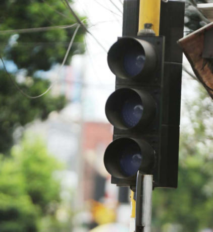 KAPAN DIPERBAIKI? : Kondisi traffic light di Simpang Tiga Kepanjen masih belum berfungsi. DARMONO/RADAR MALANG