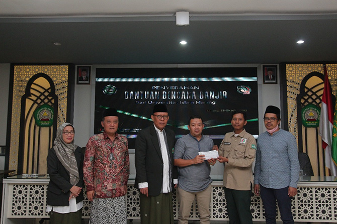 PULIH: Prof Maskuri MSi menyalurkan bantuan melalui Lembaga Penanggulangan Bencana dan Perubahan Iklim NU.