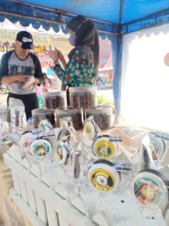 MENARIK: Terlihat tenant dan menu Silvia n