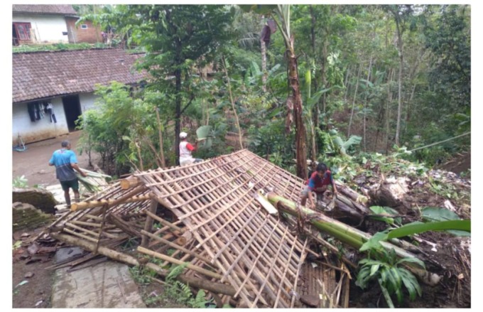 AMBLES: Tanah longsor di Kecamatan Dampit pada Sabtu lalu (9/10) akibatkan 1 bangunan kandang sapi  ambruk, terseret longsoran tanah.