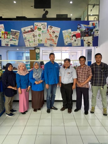 SINERGI: Jajaran humas Unikama saat kunjungan ke Jawa Pos Radar Malang, Senin (24/10).