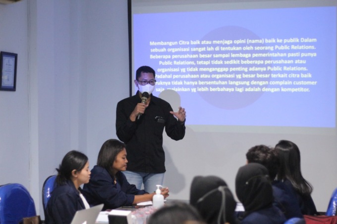 BERBAGI PENGALAMAN: General Manager Radar Malang Don Virgo memaparkan peran public relations kepada para mahasiswa Unmer Malang di Kantor Radar Malang pada Rabu (26/10).