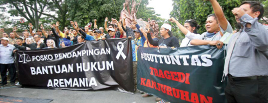 USUT TUNTAS : Sejumlah elemen mengusung tagline Aremania Menggugat berkumpul di kawasan Stasiun Kotabaru (4/10). (DOK/SUHARTO/RADAR MALANG)