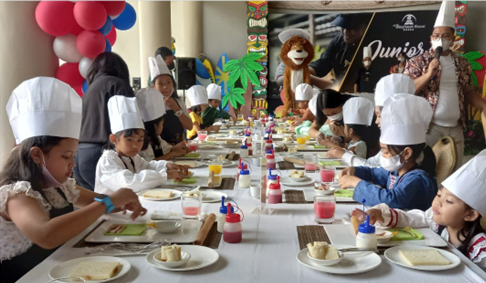 BIKIN MENU: Anak-anak peserta Kids Cooking Class Hotel Singhasari sedang praktik membikin menu untuk bekas sekolah yang diajarkan oleh chef, Minggu. (ANDHIKA SATRIA PERDANA/RADAR BATU)