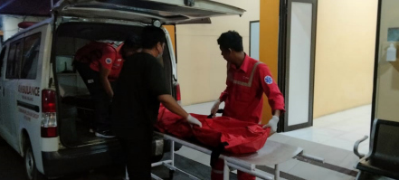NAHAS: Petugas PMI mengevakuasi korban kecelakaan maut di Jalan Raya Wadanpuro, Kecamatan Bululawang, Jumat sore (28/10). PMI FOR RADAR MALANG