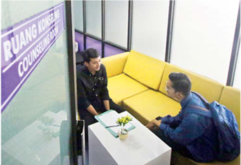 DIBANTU BANYAK KAMPUS: Salah satu saksi tragedi Kanjuruhan memanfaatkan layanan trauma healing di UMM, kemarin (15/10). (SUHARTO/RADAR MALANG)