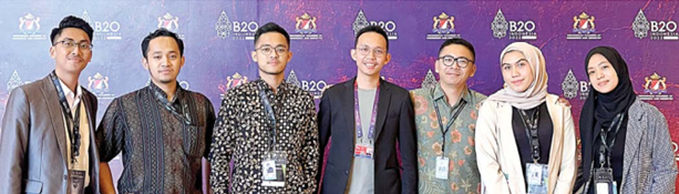 MOMEN MEMBANGGAKAN: CEO dan Founder Buangdisini Rheza Varianto (tiga dari kanan) bersama seluruh stafnya saat menghadiri forum B20 di Bali. (BUANGDISINI FOR RADAR MALANG)