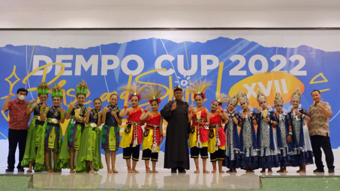 BERBUDAYA: Penganugerahan juara 1 kategori Seni dengan sub kategori tari tradisional.