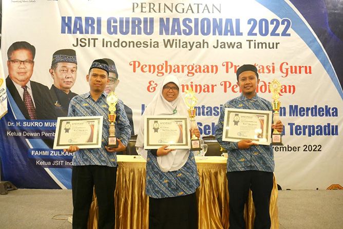PRESTASI: Tiga guru Insan Permata memboyong tiga piala di acara Hari Guru Nasional, di Grand Palace Malang, Minggu (20/11).