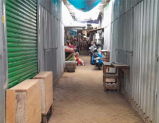 DITINGGAL PEMBELI: Suasana kios yang berada di bagian dalam pasar relokasi banyak yang ditutup oleh pemiliknya karena sepi. (AFIFAH RAHMATIKA/RADAR BATU)