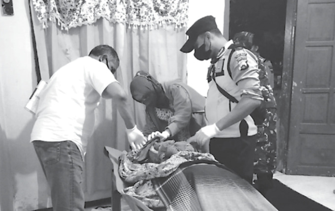 TAK BERNYAWA: Tim medis dan polisi mengecek kondisi Matarip setelah berhasil diangkat dari dalam sumur rumahnya di Dusun Mulyojati, Desa Jatisari, Kecamatan Tajinan. POLSEK TAJINAN FOR RADAR MALANG