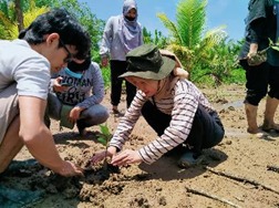 RISET LAPANGAN: Para mahasiswa lintas bidang ilmu dari Fakultas Perikanan dan Ilmu Kelautan Universitas Brawijaya sedang melakukan riset kawasan konservasi mangrove dan pengelolaan di pesisir Tamban, Desa Tambakrejo, Kabupaten Malang.