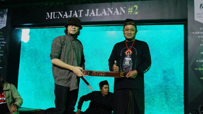 MUNAJAT JALANAN: Pemberian cinderamata kepada Sabrang, saat pelaksanaan Maulid Nabi Muhammad dan doa bersama kawan jalanan.