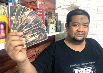 SEPERTI KONSULTAN: Anton Triyono menunjukkan beberapa kartu tarot di kediamannya, Jalan Juanda, Kelurahan Jodipan. (YUDHISTIRA/RADAR MALANG)