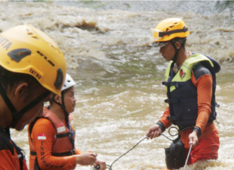 PROSES PENCARIAN: Tim relawan menyusuri Sungai Brantas di Kampung Putih untuk mencari tubuh Djoko Djojo Moeljono, kemarin. (SUHARTO/RADAR MALANG)