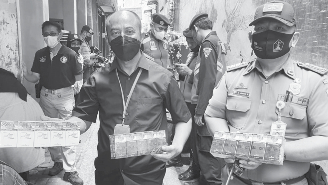 SASAR SEMUA LINI: Bersama petugas Satpol PP Kota Malang, tim Bea Cukai melakukan razia rokok ilegal di warung-warung kawasan Sukun dan Klojen. BEA CUKAI MALANG FOR RADAR MALANG