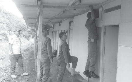 INTIP KAMAR: Petugas Satpol PP Kabupaten Malang memastikan tidak ada aktivitas prostitusi lagi bekas lokalisasi Dusun Sumbernyolo, Desa Ngenep, Kecamatan Karangploso, kemarin (11/11). SATPOL PP KABUPATEN MALANG FOR RADAR MALANG