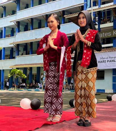 SEMARAK: Unjuk kreasi peserta fashion show SMK semangat kepada siswa siswi SMK Brantas Karangkates. Brantas Karangkates dalam peringatan Hari Pahlawan.