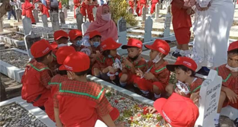PEDULI : Siswa KB-TK Negeri Pembina 1 Malang didampingi guru saat ziarah dan tabur bunga di TMP Suropati, kemarin (14/11). (KB-TK NEGERI PEMBINA 1 MALANG FOR RADAR MALANG)