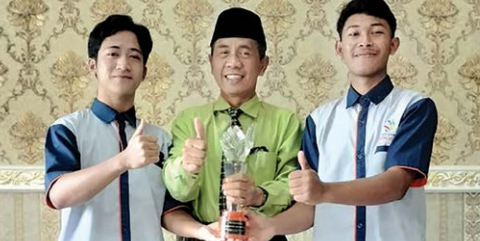 BANGGA: Kepala SMK NUSA Drs H Abdul Mujib Syadzili MSi (tengah) bersama juara 1 LKS Nasional bidang Landscape and Gardening, Oktober lalu. BAKTIAR/RADAR MALANG