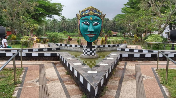 TAK LAGI RAMAI: Anak-anak bermain di Taman Topeng Desa Sengguruh, Kecamatan Kepanjen yang kini sepi dari pengunjung. HANIFUDIN MUSA/RADAR MALANG