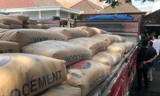 SIMBOLIS : Tumpukan semen di atas truk yang akan dikirim ke Desa Purwodadi dan Kedungbanteng di Pendapa Agung, Kamis kemarin (3/11). YUDISTIRA/RADARMALANG