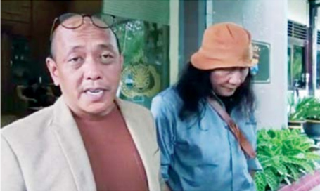 LENGKAPI BERKAS LAPORAN: Ketua Tim Advokasi Bantuan Hukum  Aremania  Menggugat, Djoko Tritjahjana (kiri) dan Ketua Sekber Aremania Anto Baret kembali datang ke Polres Malang, Selasa (15/11). (GAN MASALAH)