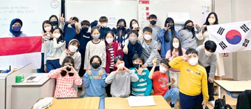 GO INTERNATIONAL: Urifah (paling kiri) bersama siswa SD Aisyiyah mengikuti program Sejong Education Forum di Korea Selatan, pertengahan Oktober lalu. (URIFAH FOR RADAR MALANG)