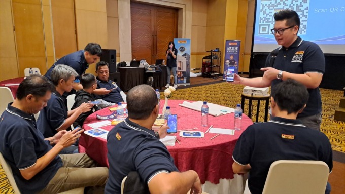 BANYAK POINNYA: Decorative Retail Consultant PT Jotun Indonesia Area Jawa Timur Stevan Suryanto (berdiri paling kanan) mengenalkan aplikasi Master Painter Apps pada peserta di Hotel Santika Malang, Rabu (9/11).