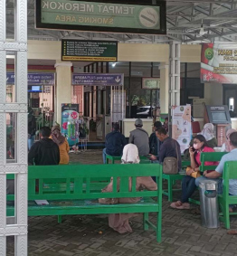 TUNGGU GILIRAN: Sejumlah warga antre mendapatkan layanan di kantor Pengadilan Agama Kabupaten Malang. HANIFUDIN MUSA/RADAR MALANG