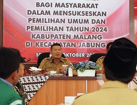 BERI EDUKASI: Wabup Malang Didik Gatot Subroto memberikan sosialisasi di kantor Kecamatan Jabung, kemarin (31/10). YUDISTIRA/RADAR MALANG