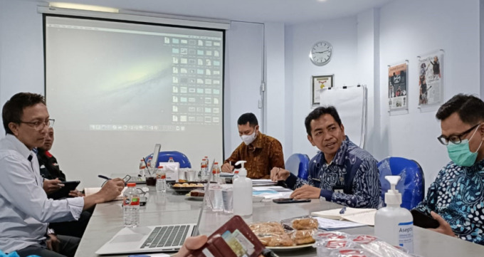 MATANGKAN SAYEMBARA: Kepala Bappeda Kabupaten Malang Tomie Herawanto (dua dari kanan) memimpin rapat membahas rencana sayembara bersama IAI di Kantor Jawa Pos Radar Malang. NENY FITRIN/RADAR MALANG