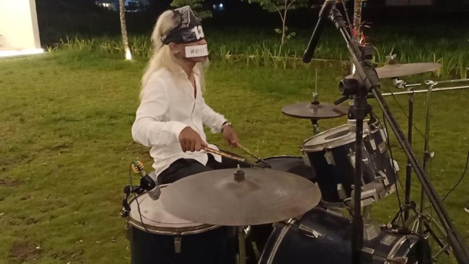 BENTUK SIMPATI: Penampilan Kunto Hartanto gebuk drum dengan mata ditutup kain bertuliskan angka 135 & mulut dilakban bertuliskan #UsutTuntas di Bento Kopi, Kota Mojokerto kemarin malam  (10/11) (Kunto for RADAR MALANG)