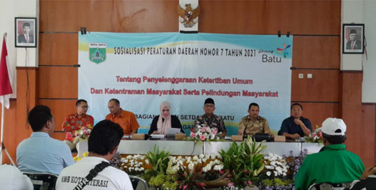 SOSIALISASI: Satpol PP Kota Batu menggelar sosialisasi peraturan daerah nomor 7 tahun 2021 di kantor Kelurahan Ngaglik, kemarin (18/11). (AFIFAH RAHMATIKA/RADAR BATU)