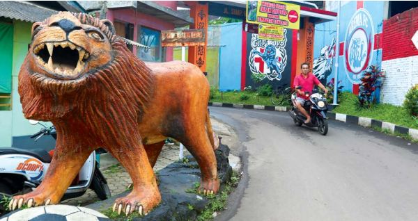 ADA PERDEBATAN: Gang menuju Kampung Kejuron di RW 08, Kelurahan Pisang Candi, Kecamatan Sukun dihiasi dengan ornamen Tim Singo Edan.