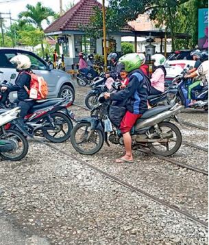 AWAS KECELAKAAN: Pengendara yang melintas di bawah flyover Mergosono memperlambat laju kendaraan kemarin (26/12).