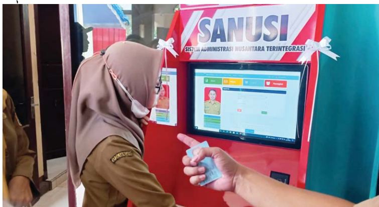KREATIF: Seorang petugas mencoba aplikasi Sanusi yang dibuat Pemdes Srimulyo, Kecamatan Dampit.