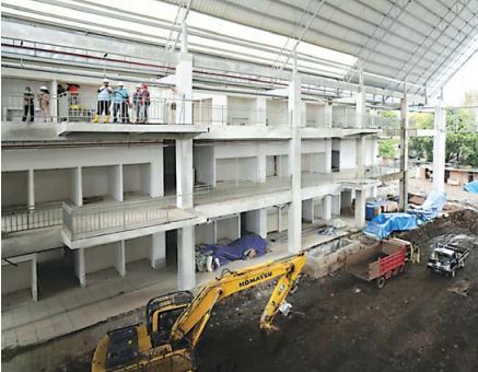 MASIH DIKEBUT: Sejumlah pekerja dan alat berat berada di lokasi proyek pembangunan Pasar Induk Among Tani, Kota Batu, kemarin (20/12).