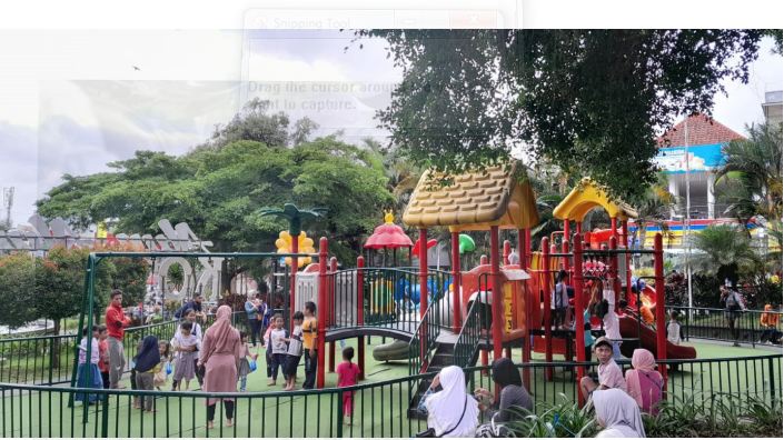 IDOLA ANAK: Area permainan anak di Alun-Alun Kota Batu ini menjadi salah satu spot yang paling ramai dikunjungi wisatawan keluarga karena tempatnya yang nyaman.