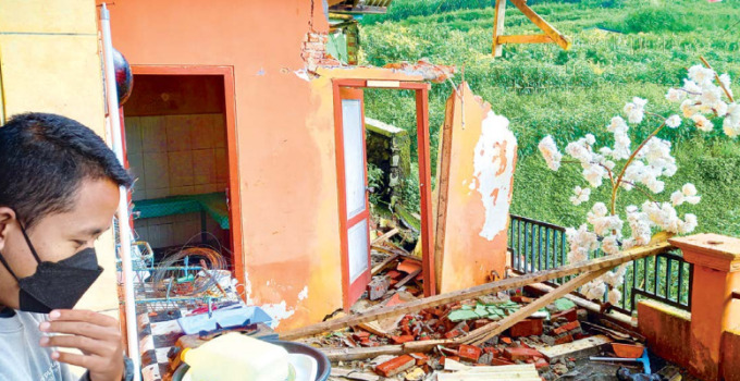 BUTUH PERHATIAN: Bagian toilet siswa di SDN 4 Gunungsari, Kota Batu sudah ambrol sejak Sabtu (3/12). Pergerakan tanah menjadi penyebabnya.