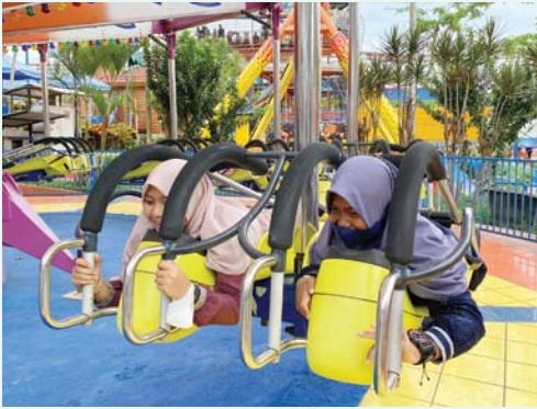 PACU ADRENALIN: Wahana kite flyer di Jatim Park I ini cocok untuk siapa saja yang menyukai tantangan.