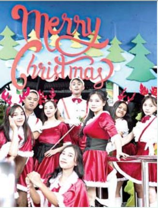 KHAS NATAL: Sejumlah karyawan Predator Fun Park mengenakan baju khas Natal.